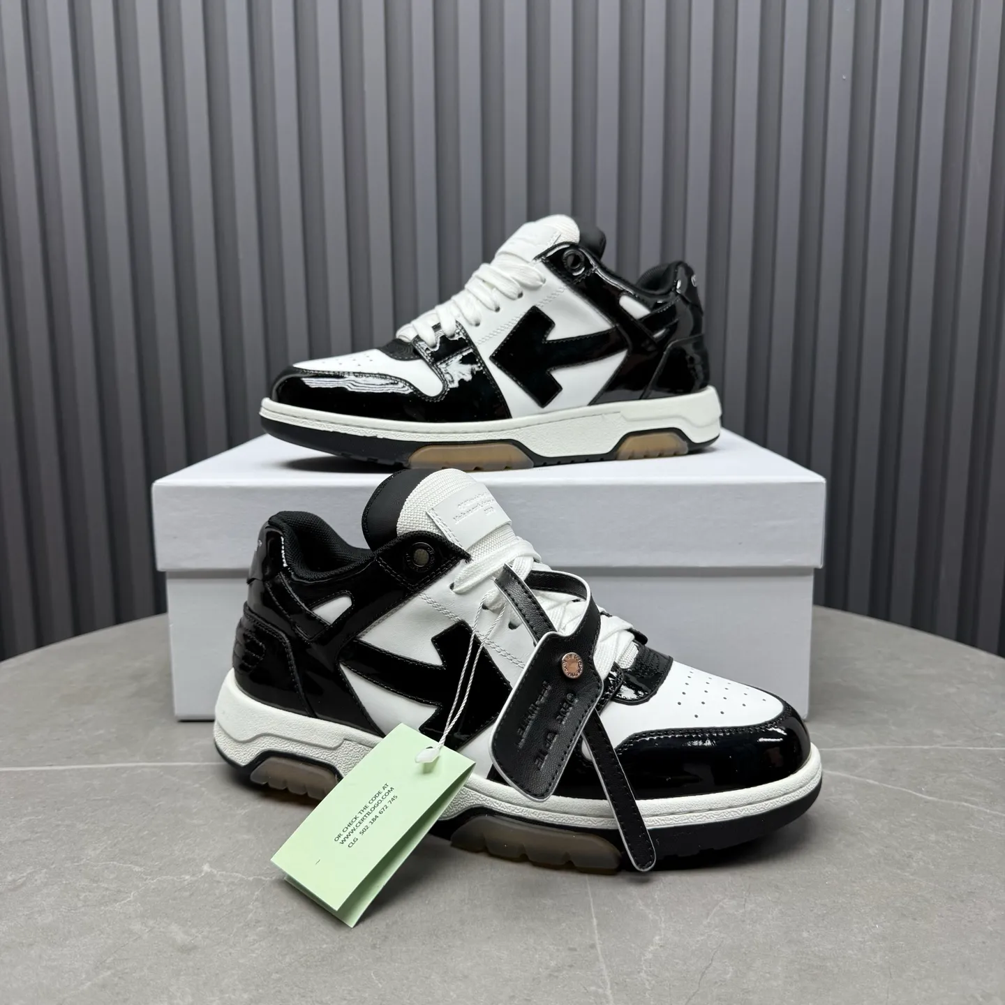 【off- white】P: 620💰Couple model👫, Size: 35-44 (Customized for men 38.45.46) High-quality version👊 "Out of office" series original molding, original lasting, production process 1:1 Original ➰OFF GRAY WHITE OW ➰ First-layer cowhide Imported skin-friendly and environmentally friendly polyester mesh Original molding high elastic and environmentally friendly molding pad Made with the original lasting process. The original molded rubber outsole (never yellows and deforms) has a super correct shape, bright color and strong three-dimensional effect👍. Packaging💯Full set of packaging synchronized with the official website (branded paper, certificate of quality, branded cloth bag)